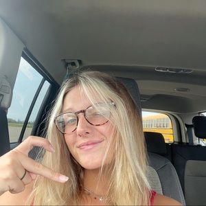 Meet your Posher, Olivia